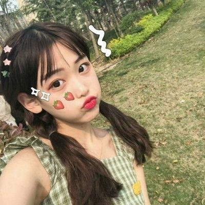 当她换上泳衣海报